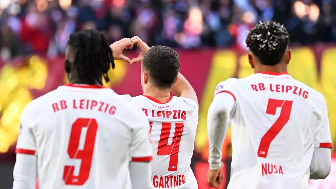 HSV-Kapitän Yussuf Poulsen wird bei RB Leipzig als Rekordspieler verabschiedet. Die Leipziger Fans widmeten dem Dänen eine große Choreografie.  - Bild: Jennifer Brückner/dpa