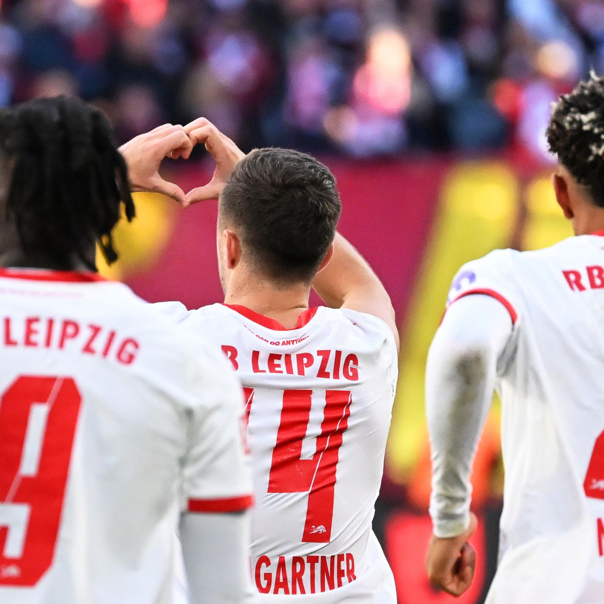 Christoph Baumgartner mit einer Herz-Geste nach seinem Führungstor für Leipzig - Foto: Jennifer Brückner/dpa