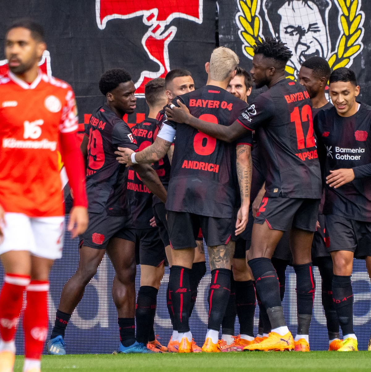 Die Leverkusener Spieler jubeln über die frühe Führung gegen Mainz - Foto: Torsten Silz/dpa