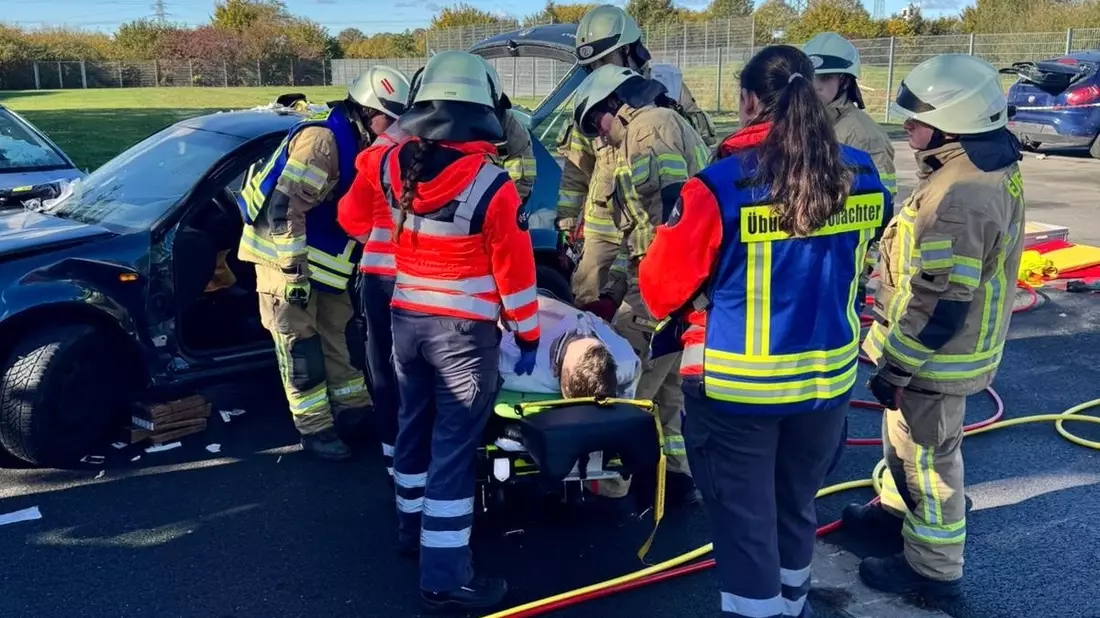 FW Lehrte: Feuerwehr Ahlten übt gemeinsam mit dem DRK und den Maltesern - Bild: presseportal.de