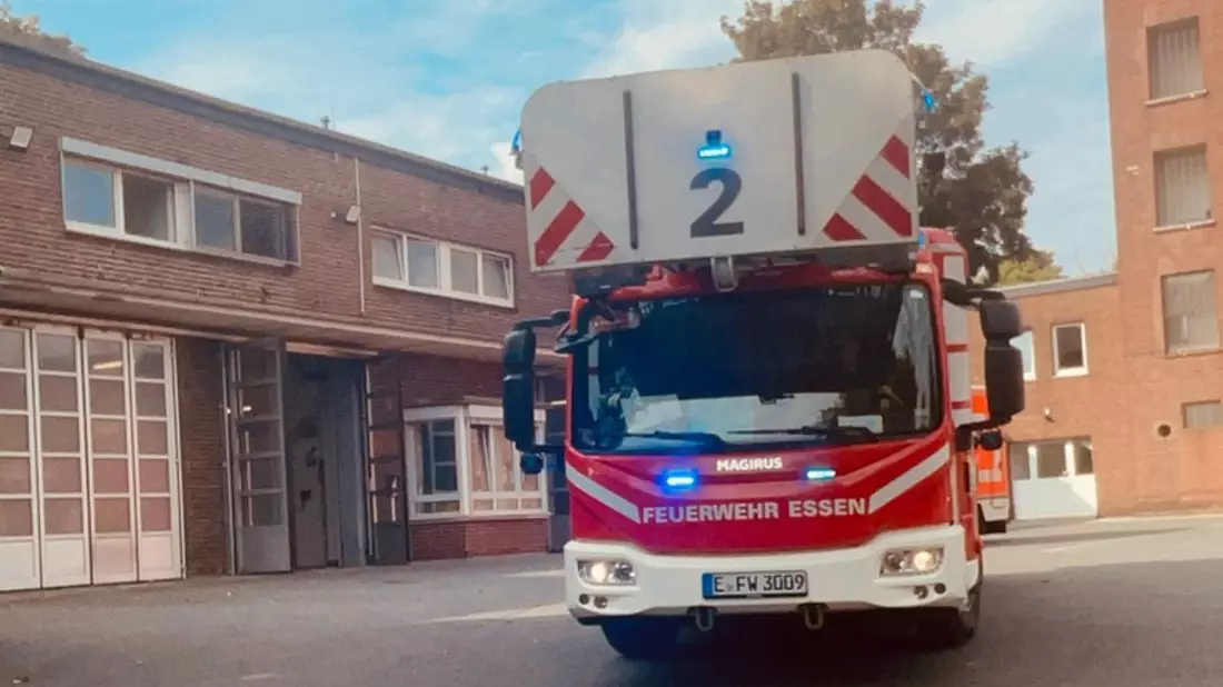 FW-E: Feuer im Dachgeschoss eines Mehrfamilienhauses - Feuerwehrmann in der Freizeit hilft bei Ersterkundung - Bild: presseportal.de
