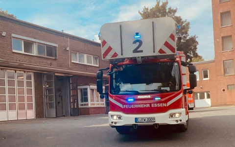 FW-E: Feuer im Dachgeschoss eines Mehrfamilienhauses - Feuerwehrmann in der Freizeit hilft bei Ersterkundung - Foto: presseportal.de