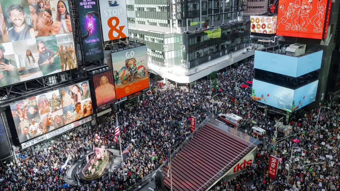 Tausende Demonstranten füllten den Times Square in New York. - Bild: Olga Fedorova/AP/dpa