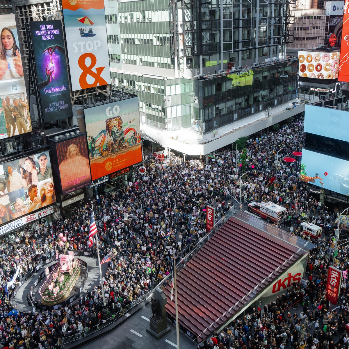 Tausende Demonstranten füllten den Times Square in New York. - Foto: Olga Fedorova/AP/dpa