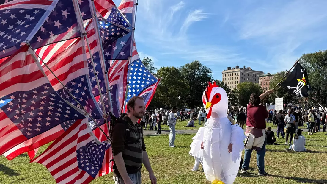 Auffällig in vielen Städten, wie hier in Boston: aufblasbare Kostüme. - Bild: Franziska Spiecker/dpa