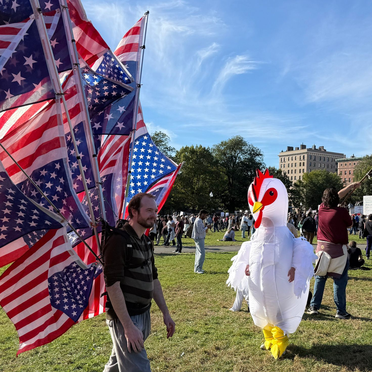Auffällig in vielen Städten, wie hier in Boston: aufblasbare Kostüme. - Foto: Franziska Spiecker/dpa