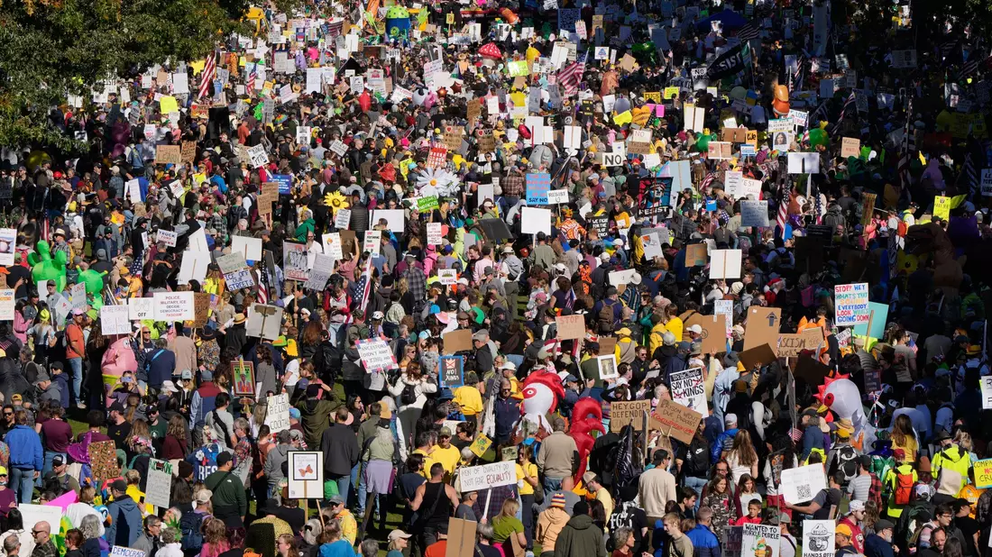 Eine große Menge auch in Portland an der US-Westküste. - Bild: Jenny Kane/AP/dpa