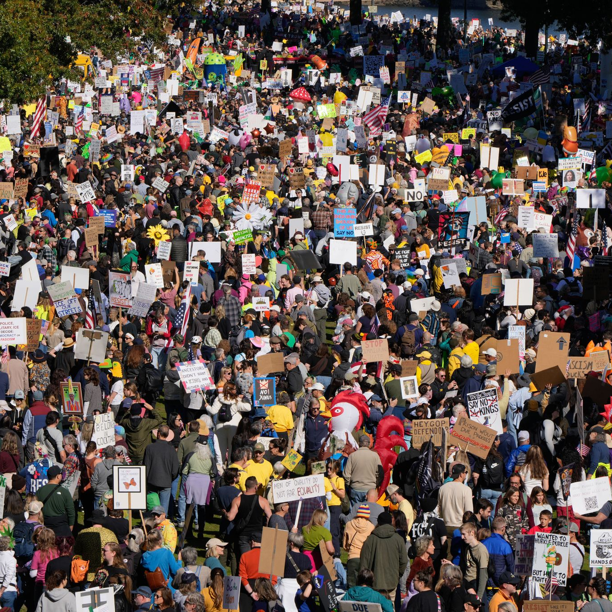 Eine große Menge auch in Portland an der US-Westküste. - Foto: Jenny Kane/AP/dpa