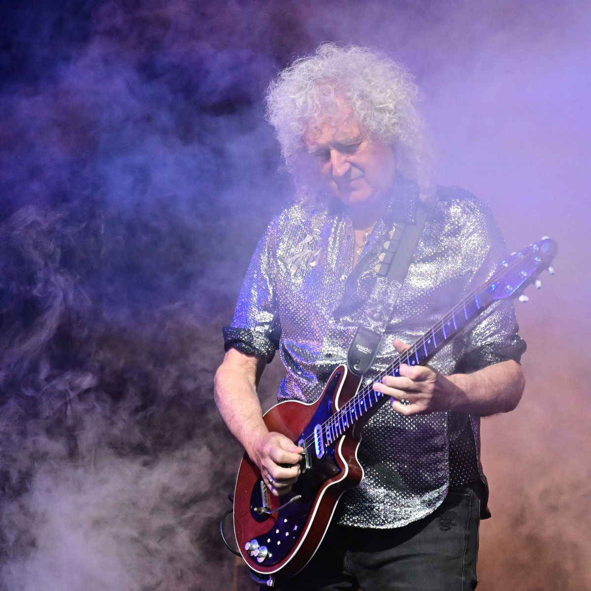Weltberühmt, aber kein Solo ohne Fehler: Brian May stört sich nicht daran. - Foto: Bernd Weißbrod/dpa