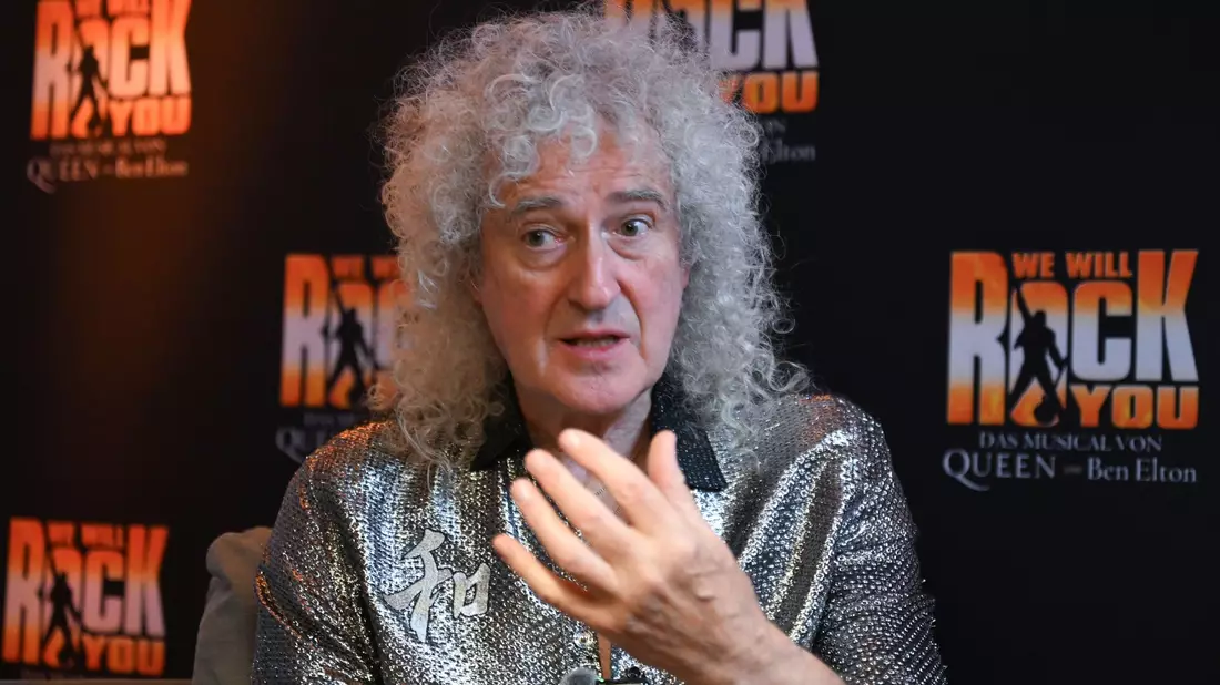 May ist 78 Jahre alt und kam bei der Musicalpremiere von «We Will Rock You» überraschend auf die Bühne. - Bild: Bernd Weißbrod/dpa