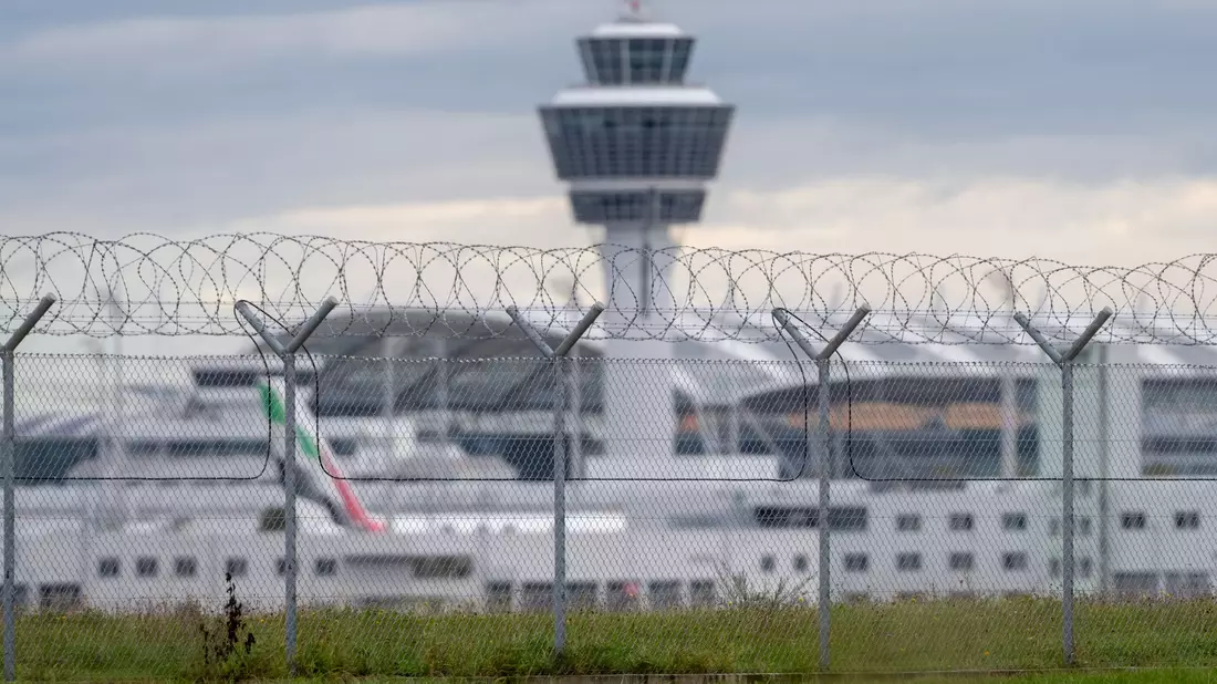 Der Flugverkehr wurde am Morgen wieder regulär aufgenommen. (Symbolbild) - Bild: Armin Weigel/dpa