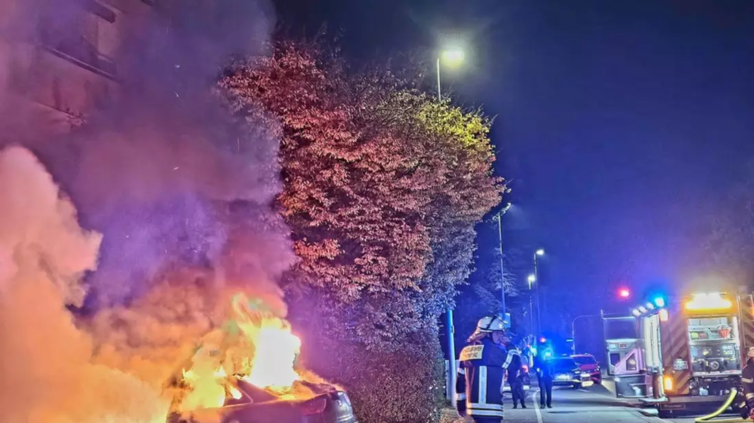 FW-Radolfzell: PKW-Brand droht auf Gebäude überzugreifen - Bild: presseportal.de