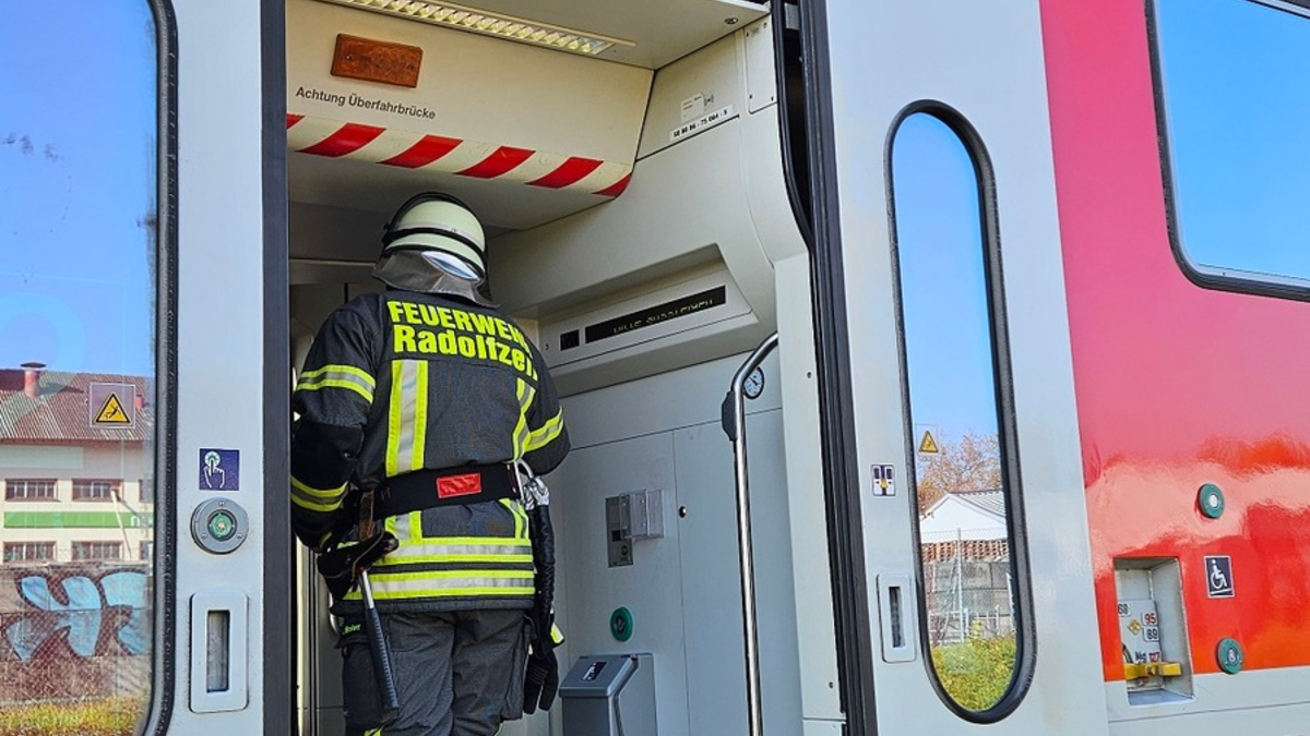 FW-Radolfzell: Rauchentwicklung im Führerstand eines Zuges - Foto: presseportal.de
