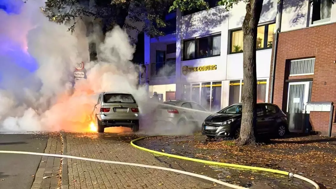 FW-KLE: Fahrzeugbrand nach Verkehrsunfall - Feuerwehr verhindert Übergreifen der Flammen - Bild: presseportal.de