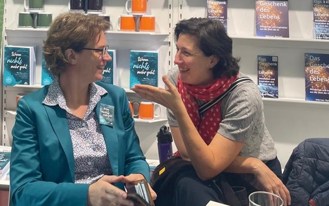 Stefanie Schnier: Vom Zusammenbruch zur Lebenskraft - Das Buch, das dein Leben verändert / Mit dem SUP-Board zurück ins Leben: Warum Paddeln Teil ihres Heilungswegs ist - und was ihr Podcast verrät - Foto: presseportal.de