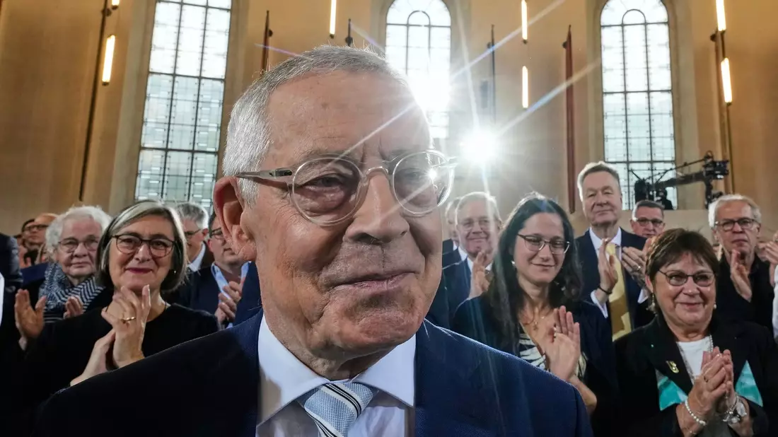 Mehr als 700 Gäste nehmen an dem Festakt in der Paulskirche teil. - Bild: Michael Probst/Pool AP/AP/dpa