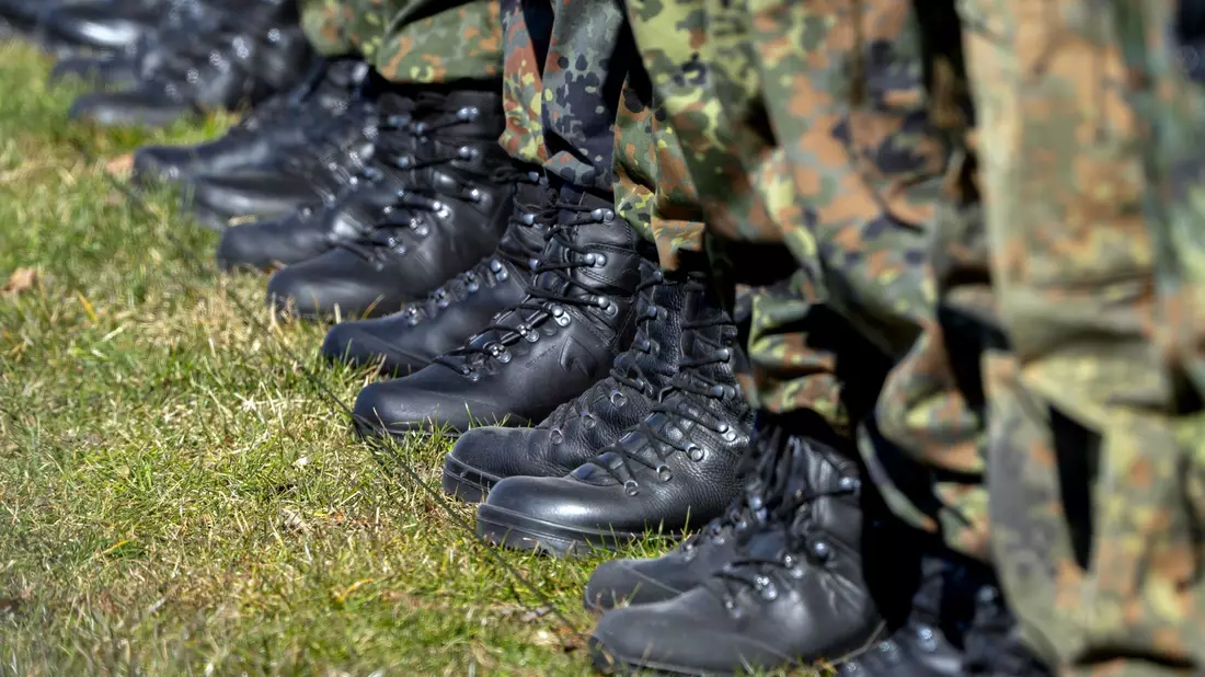 Die Bundesregierung ringt um die Ausgestaltung eines neuen Wehrdienstgesetzes, das zum 1. Januar in Kraft treten soll. - Bild: Soeren Stache/dpa