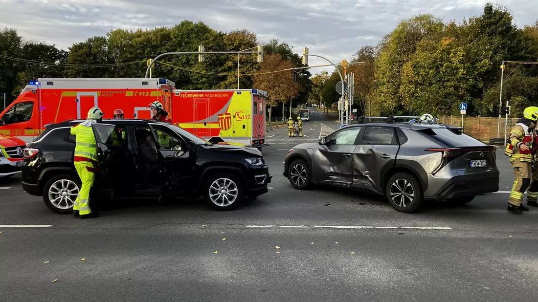 FW Paderborn: Verkehrsunfall mit zwei beteiligten PKW - Bild: presseportal.de