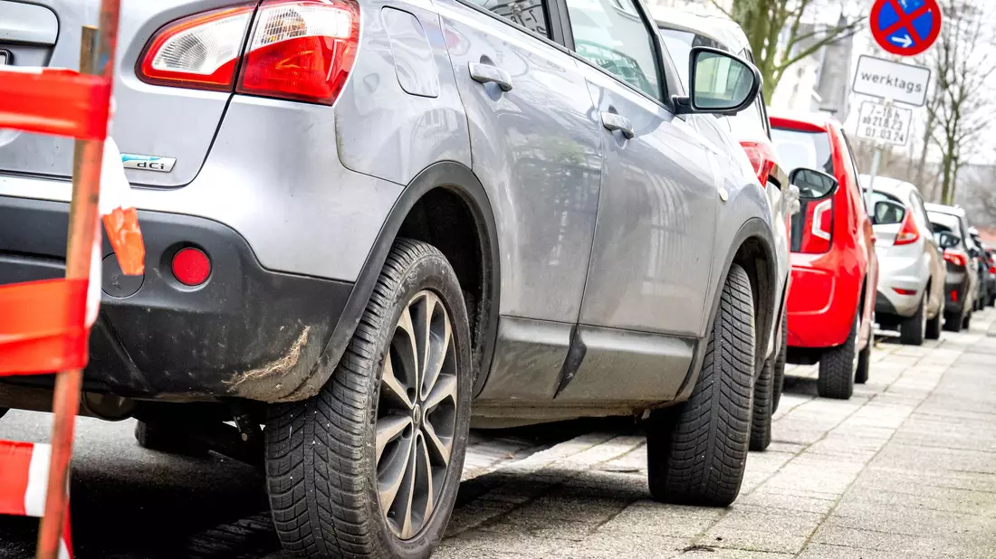 Ein Auto in der Bremer Innenstadt wurde aufgesetzt auf dem Gehweg abgestellt. Eine Aktion soll auf die Probleme dadurch aufmerksam machen. (Symbolbild)  - Bild: Sina Schuldt/dpa