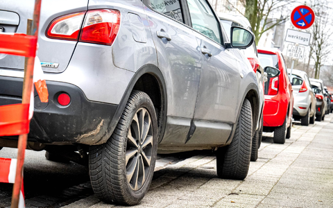 Ein Auto in der Bremer Innenstadt wurde aufgesetzt auf dem Gehweg abgestellt. Eine Aktion soll auf die Probleme dadurch aufmerksam machen. (Symbolbild)  - Foto: Sina Schuldt/dpa