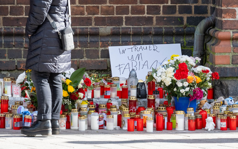 Die Pfarrkriche in Güstrow ist zum zentralen Ort des Gedenkens geworden. Da bisher kein Tatverdächtiger von den Ermittlungsbehörden bekanntgegeben wurde, machen sich viele Menschen Sorgen um die Sicherheit ihrer Kinder. Auch diese Ängste werden in der Kirche ausgesprochen. - Foto: Stefan Sauer/dpa