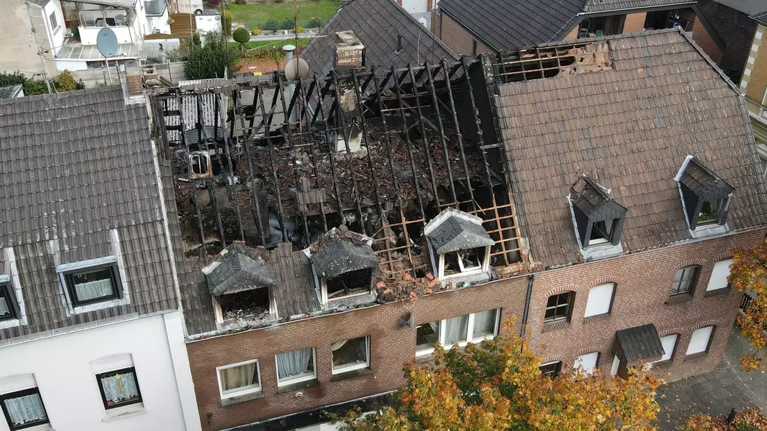 Feuerwehr Goch: Hoher Sachschaden nach Dachstuhlbrand - Bild: presseportal.de