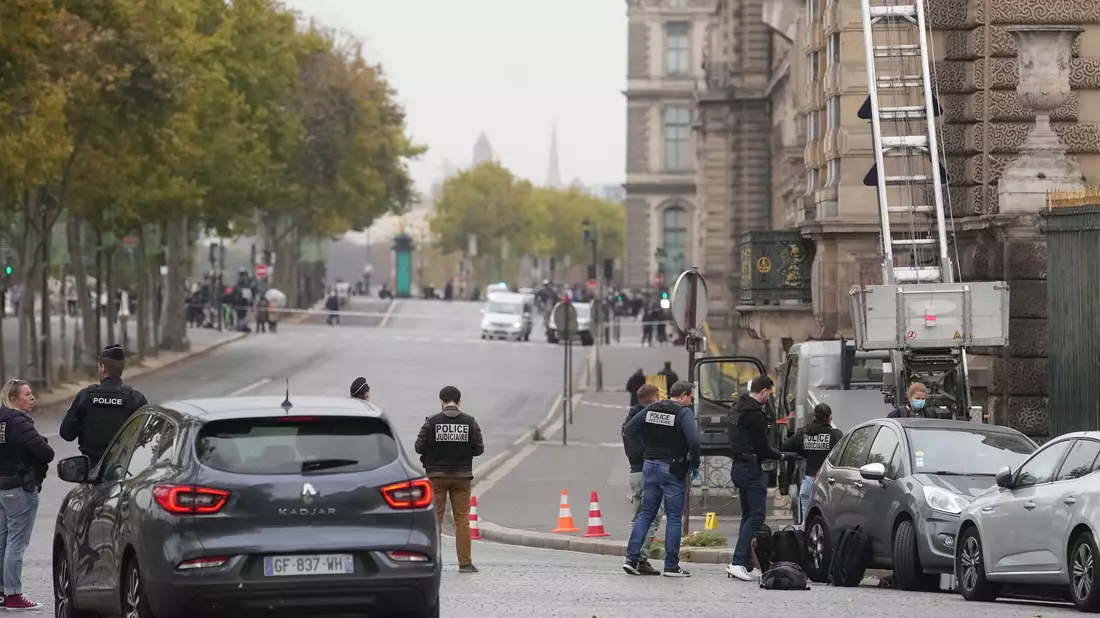 Der Louvre bleibt für Besucher doch weiter geschlossen.  - Bild: Thibault Camus/AP/dpa
