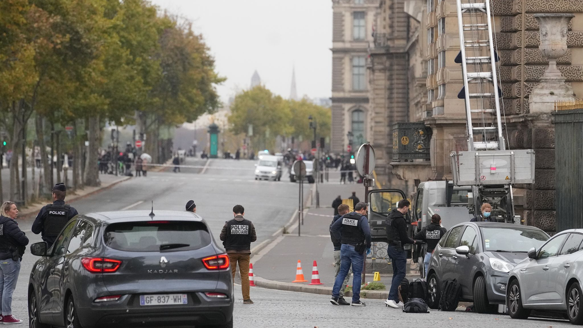 Die Beute aus dem Einbruch in den Louvre wird den Tätern nach Einschätzung eines Ex-Kriminellen nur einen Bruchteil des tatsächlichen Werts einbringen. (Archivbild) - Foto: Thibault Camus/AP/dpa