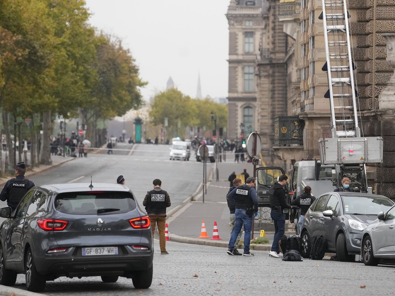 Die Polizei meldet nach dem Raubüberfall auf den Louvre einen Fahndungserfolg. (Archivbild) - Foto: Thibault Camus/AP/dpa