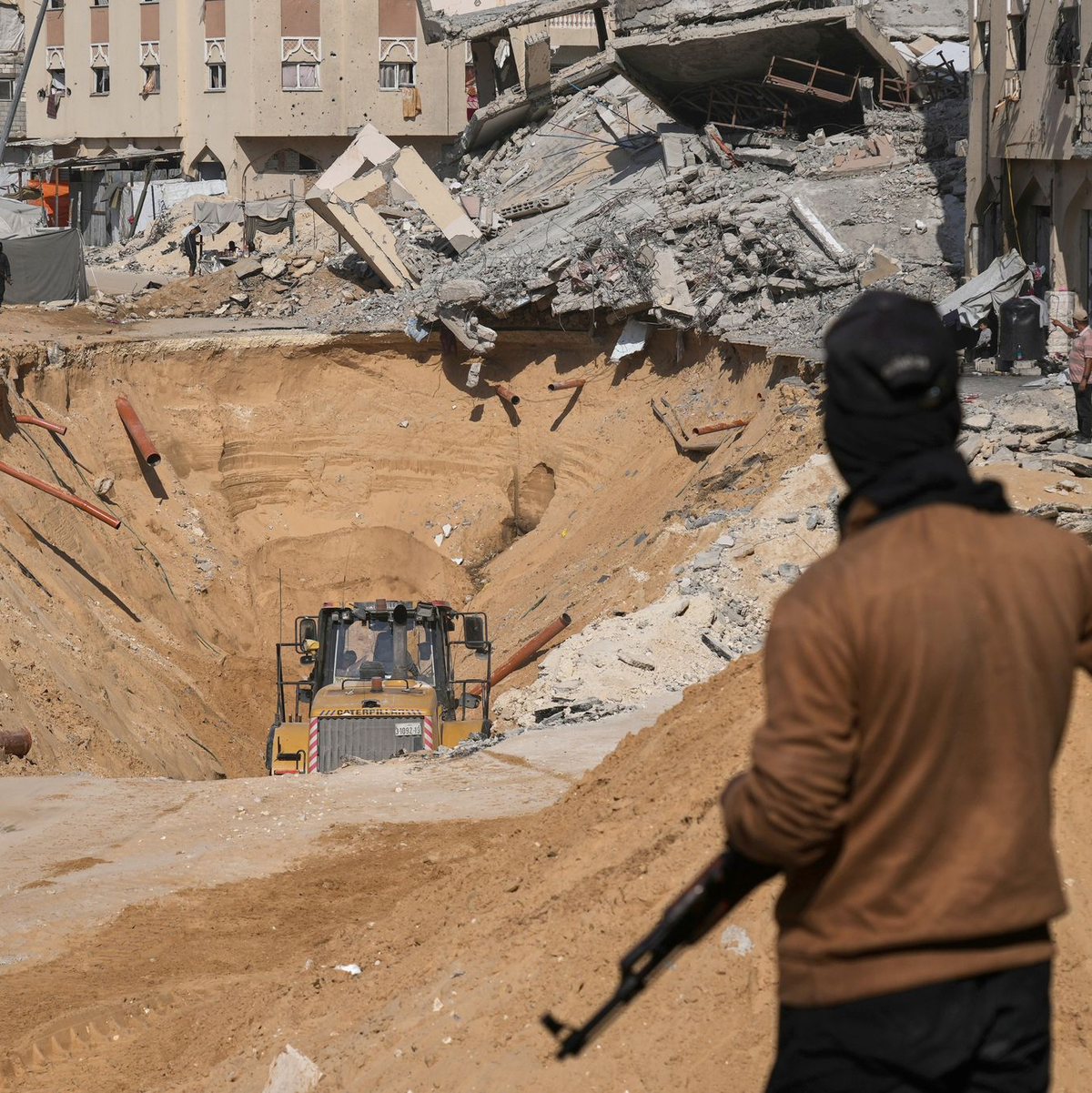 Mitglieder der islamistischen Hamas suchen nach Leichen israelischer Geiseln.  - Foto: Abdel Kareem Hana/AP/dpa