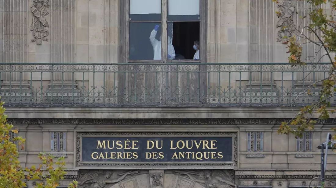 Die Staatsanwaltschaft ermittelt, ob die Alarmsysteme im Louvre funktioniert haben. (Archivbild) - Bild: Thibault Camus/AP/dpa