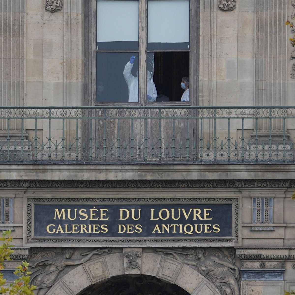 Die Einbrecher drangen über ein Fenster im ersten Stock in das Museum ein.  - Foto: Thibault Camus/AP/dpa