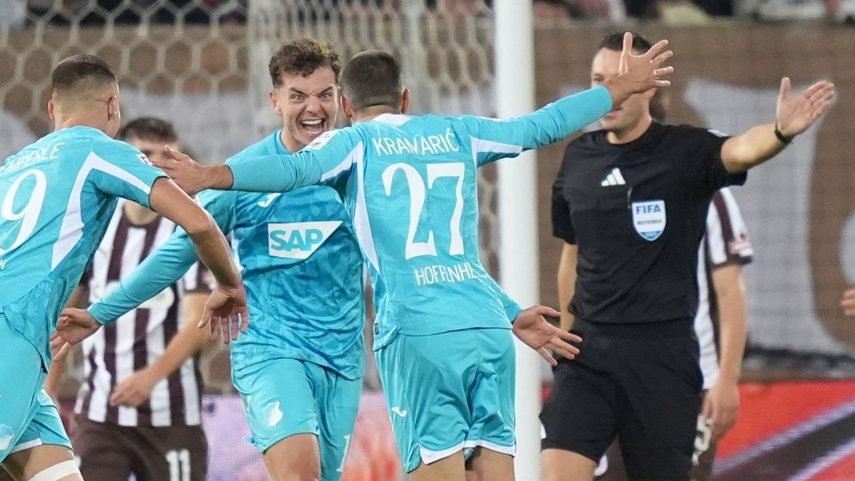 Torwart Nikola Vasilj (FC St. Pauli) sichert den Ball. - Foto: Marcus Brandt/dpa