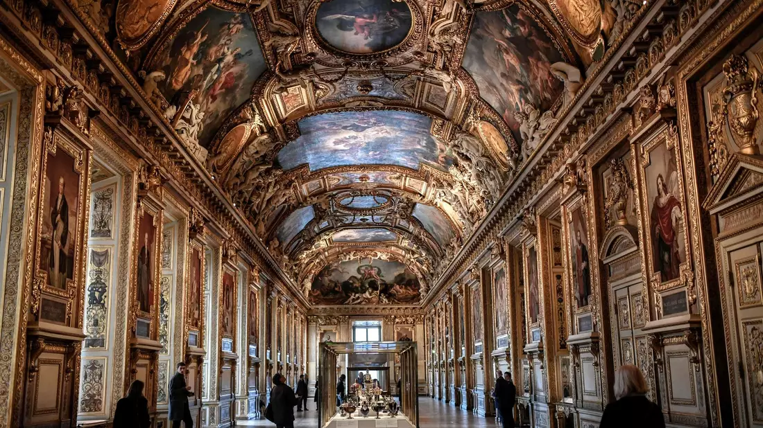 In der prachtvollen Galerie d'Apollon im Louvre wird kostbarer Schmuck ausgestellt. (Archivbild) - Bild: Stephane De Sakutin/AFP/dpa