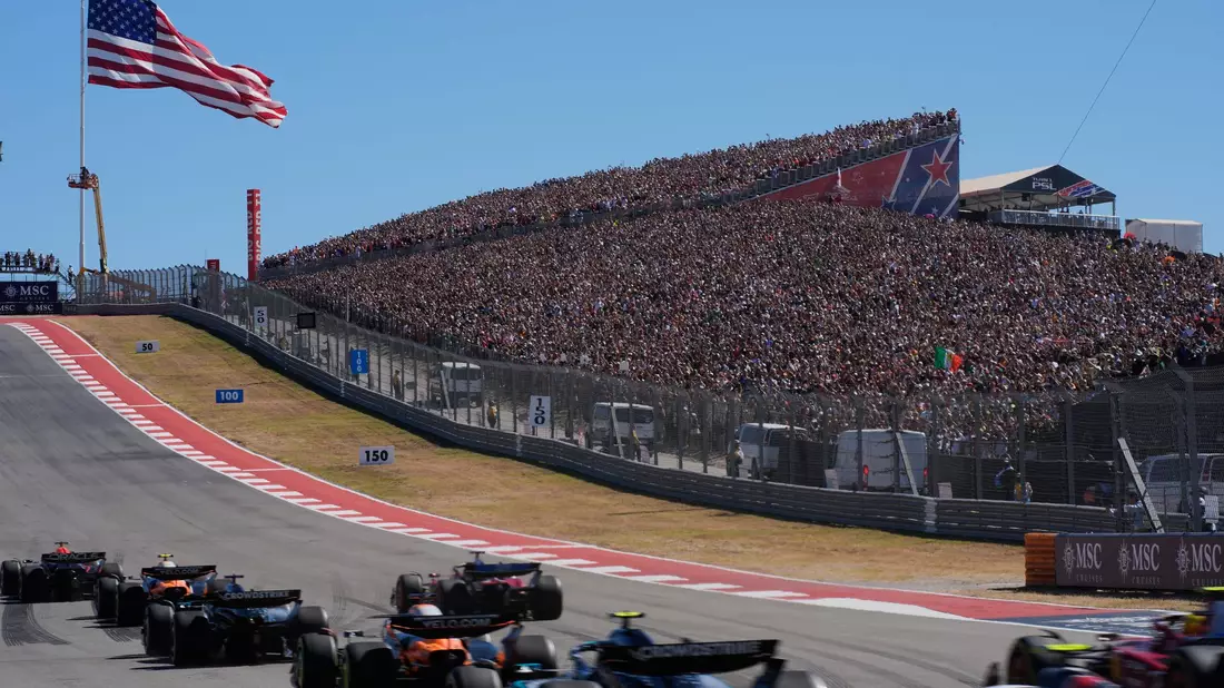 Max Verstappen wehrte gleich beim Start alle Attacken ab.  - Bild: John Locher/Pool AP/AP/dpa