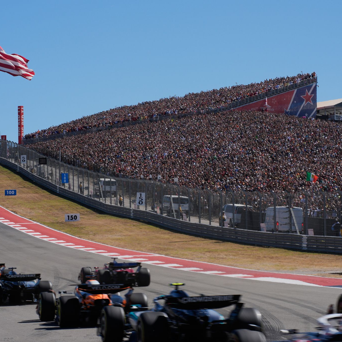 Max Verstappen wehrte gleich beim Start alle Attacken ab.  - Foto: John Locher/Pool AP/AP/dpa