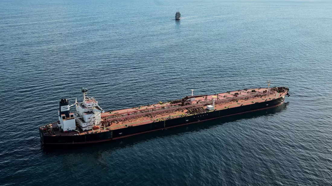 Schiffe der russischen Schattenflotte sollen künftig festgesetzt werden können. (Archivbild) - Bild: Damien Meyer/AFP/dpa