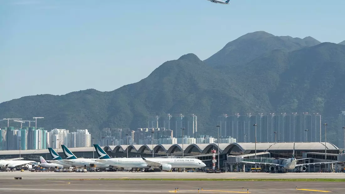 Der Flughafen in Hongkong ist ein wichtiges internationales Drehkreuz. (Archivbild) - Bild: Chan Long Hei/AP/dpa