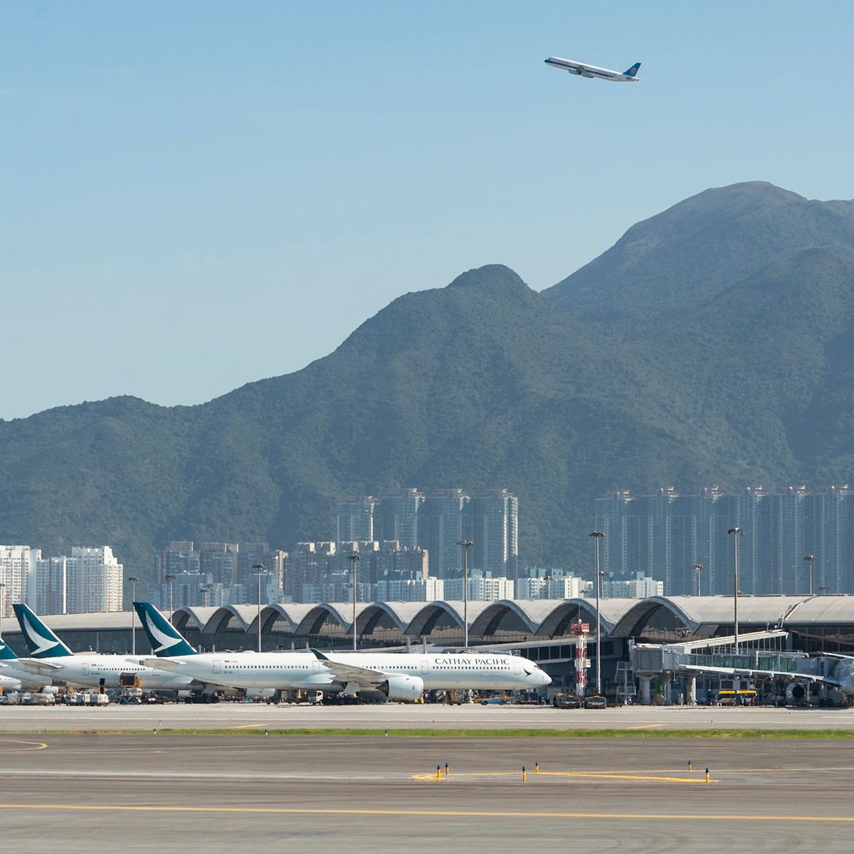 Der Flughafen in Hongkong ist ein wichtiges internationales Drehkreuz. (Archivbild) - Foto: Chan Long Hei/AP/dpa