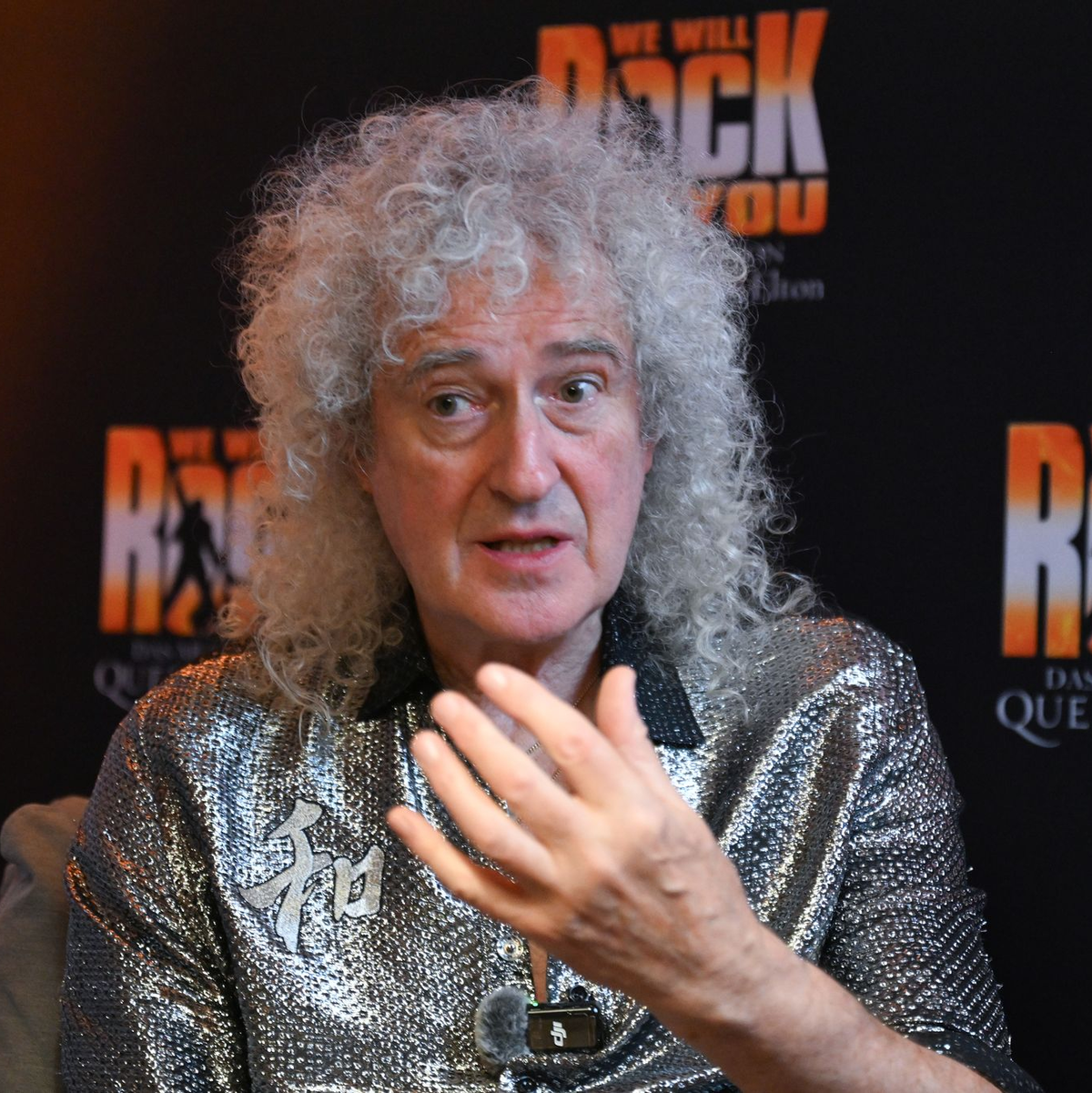 May ist 78 Jahre alt und kam bei der Musicalpremiere von «We Will Rock You» überraschend auf die Bühne. - Foto: Bernd Weißbrod/dpa