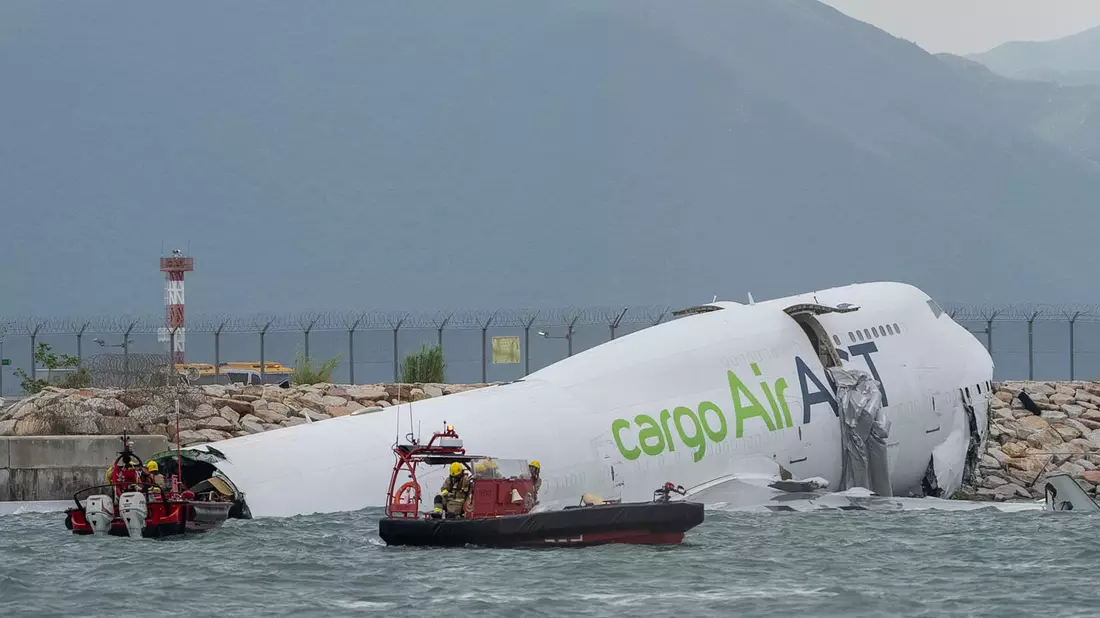 Ein Sicherheitsmitarbeiter wurde tot aus dem Wasser geborgen.  - Bild: Chan Long Hei/AP/dpa