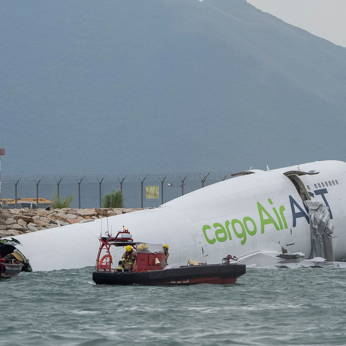 Ein Sicherheitsmitarbeiter wurde tot aus dem Wasser geborgen.  - Foto: Chan Long Hei/AP/dpa