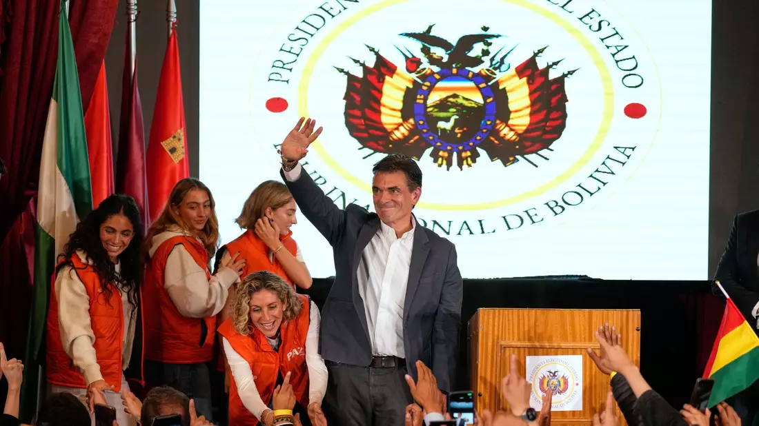 «Es lebe das Vaterland, verdammt noch mal!», rief Paz der Menge zu. - Bild: Natacha Pisarenko/AP/dpa