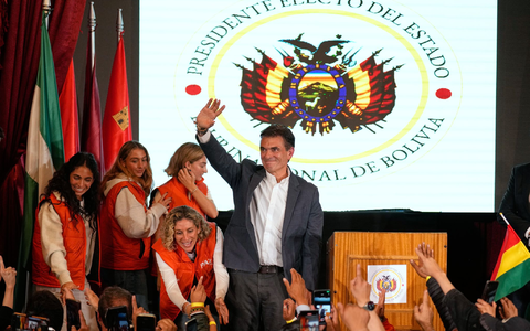 «Es lebe das Vaterland, verdammt noch mal!», rief Paz der Menge zu. - Foto: Natacha Pisarenko/AP/dpa