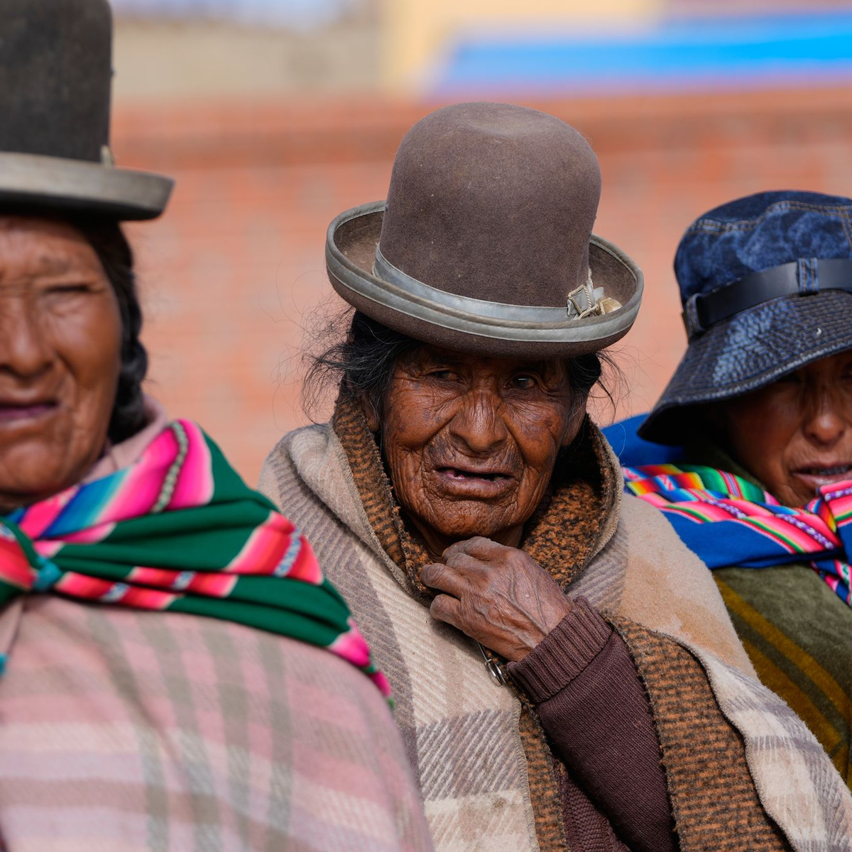 Vor vielen Tankstellen bilden sich wegen Treibstoffmangels teils lange Schlangen. (Archivbild) - Foto: Juan Karita/AP/dpa