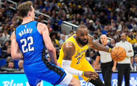 Im Duell mit den ganz Großen wie LeBron James: Franz Wagner. - Foto: John Raoux/AP/dpa