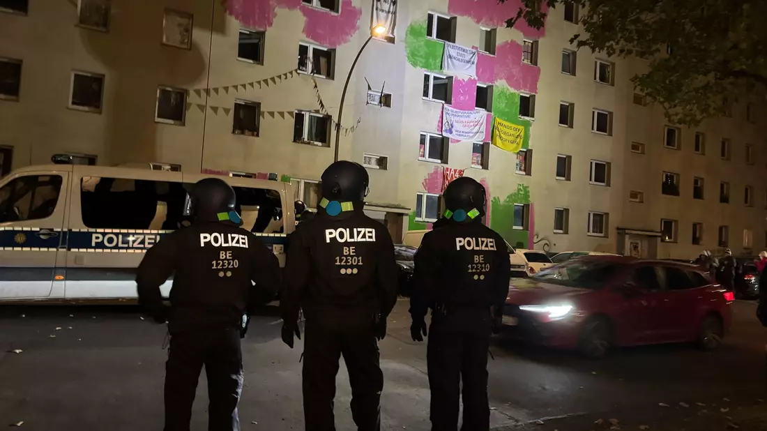 Die Polizei ist im Einsatz bei einem Protest in Berlin-Mitte gegen die Räumung von teilweise besetzten Häusern. - Bild: Sven Kaeuler/dpa
