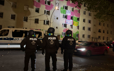 Auch Pyrotechnik wurde gezündet. - Foto: Sven Kaeuler/dpa