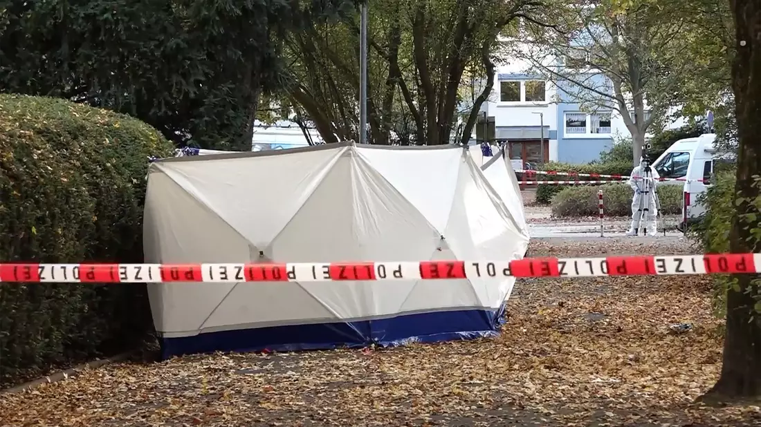 Ein maskierter Mann hat auf eine Frau eingestochen, als sie ihr Wohnhaus in Bremen verließ. Auch ihr Sohn wurde verletzt. - Bild: Kai Moorschlatt/dpa