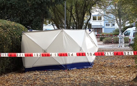 Ein maskierter Mann hat auf eine Frau eingestochen, als sie ihr Wohnhaus in Bremen verließ. Auch ihr Sohn wurde verletzt. - Foto: Kai Moorschlatt/dpa